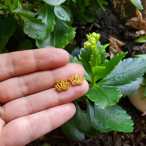 NWOT Gold Lotus Flower Studs - Picture 6 of 8